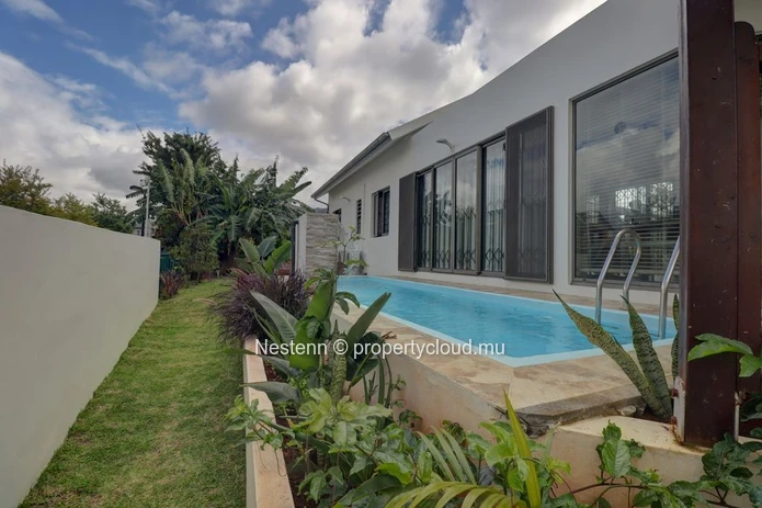 Villa moderne avec piscine et vue imprenable sur les montagnes dans une résidence sécurisée