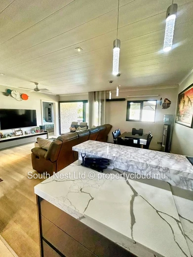 Located in the idyllic setting of Cap Malheureux, this sumptuous contemporary villa combines elegance, comfort, and t...
