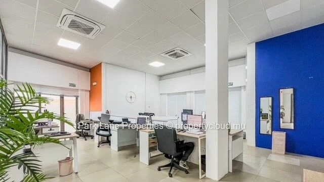 High exposure commercial building in the heart of Quatre Bornes – Exceptional visibility 