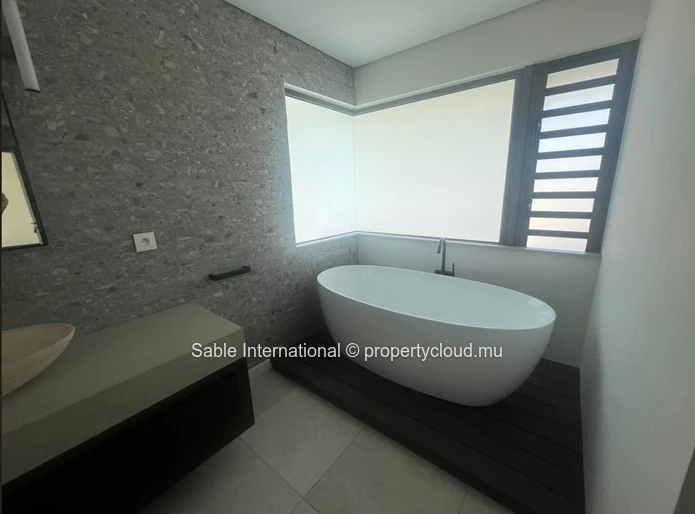 Villa RES à vendre à Beau Champ, 589m² habitable, 2.400m² terrain, 5 chambres, piscine privée, accès mer, salle de gym.