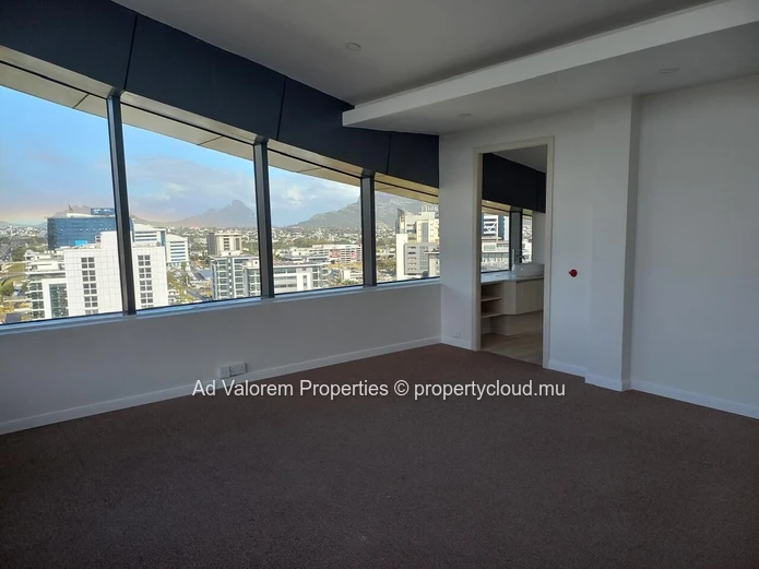 Découvrez cet espace de bureaux professionnels de 398 m² situé au 12? étage d'un immeuble prestigieux à Ébène!