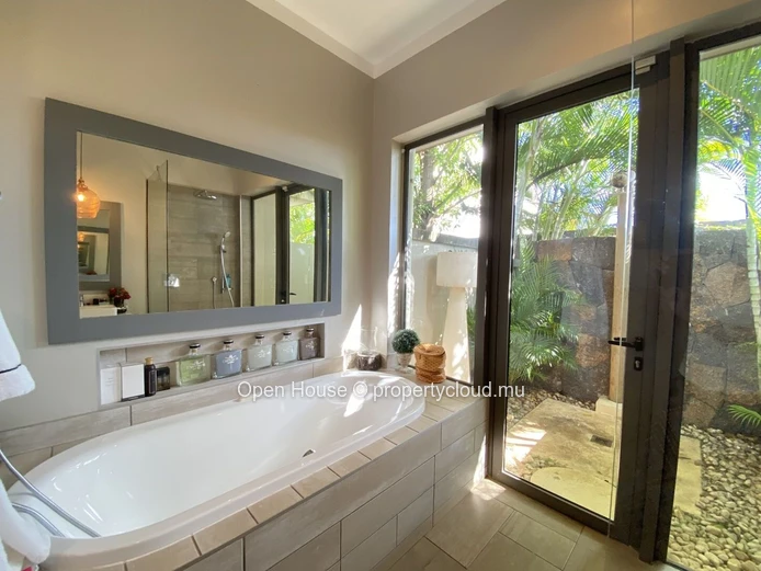 A VENDRE - Villa contemporaine de 300m2  - 4 chambres - salle de vie de 80m2 - cuisine extérieure - buanderie - pisci...