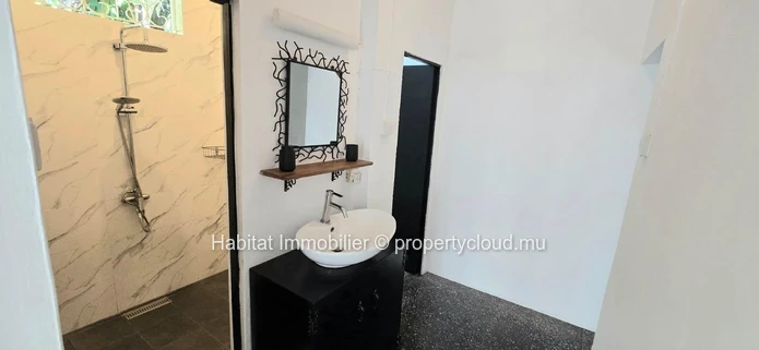 A louer : Charmante maison meublée et équipée de 105 m² sur un terrain de 100 toises à Roches Brunes