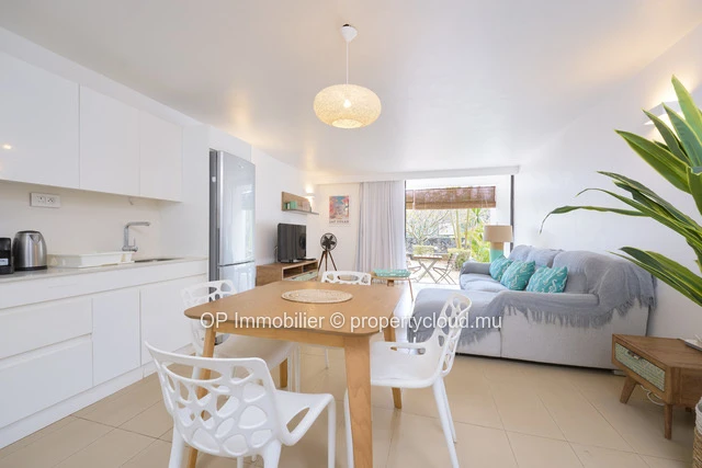 Appartement R+2 à vendre à Mon Choisy, Trou aux Biches, 64m², piscine commune, meublé, climatisé, ascenseur. Proche d...