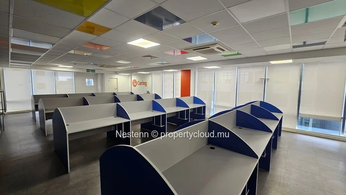 Bureau spacieux de 607,68 m² à Ébène.