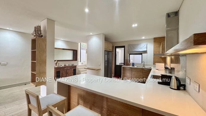 Duplex de 3 chambres en bord de marina à vendre à Rivière Noire