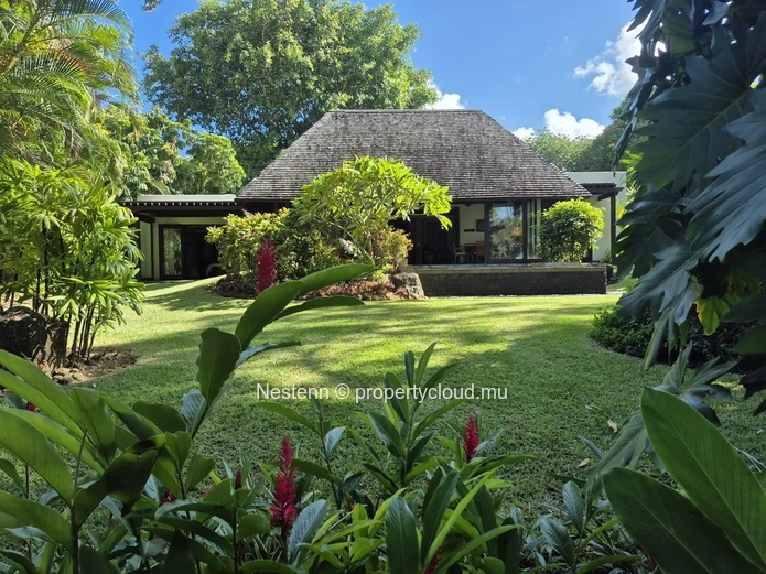 Luxueuse villa moderne avec piscine privée et accès au front de mer