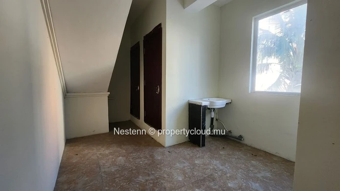 Bureau spacieux non meublé de 257m2 avec balcon