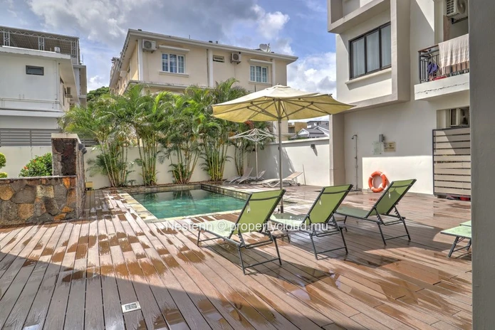 Bel appartement de trois chambres avec terrasse et vue sur la mer
