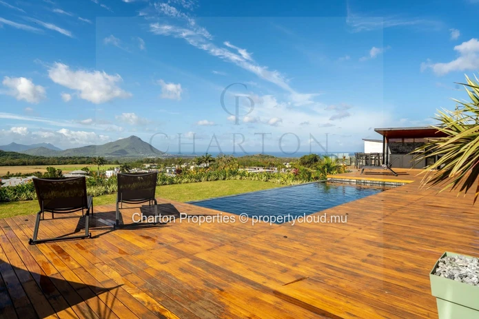 Contemporary 4-bedroom en suite villa with exceptional panoramic view of the sea and mountains