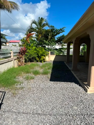 9.5 Perches Villa avec Terrain à Vendre – Péreybère 
