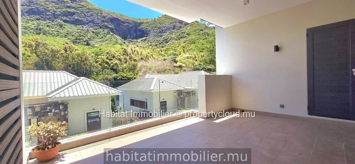 Découvrez ce magnifique appartement de 199 m², meublé et équipé, situé à Moka. Profitez d'une vue spectaculaire et di...