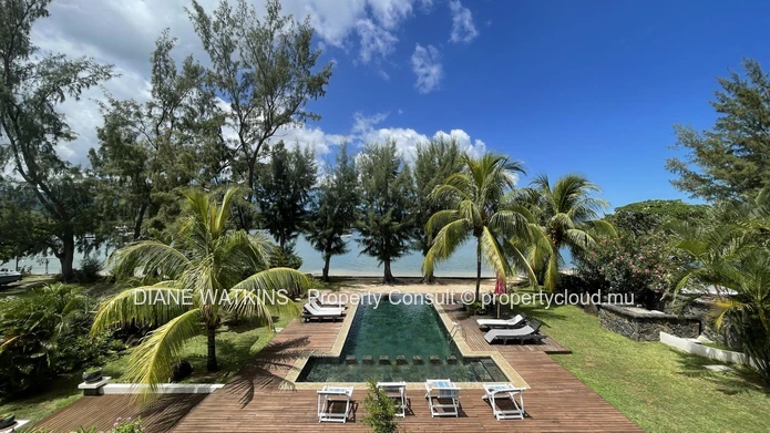 Penthouse en bord de mer à vendre à Rivière Noire | 3 chambres, vue sur la mer et terrasse spacieuse