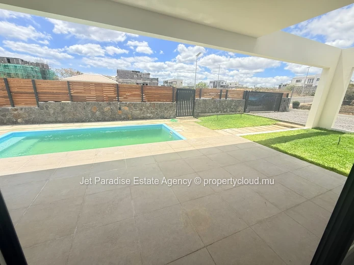 Villa neuve à vendre à  3 chambres,piscine privée