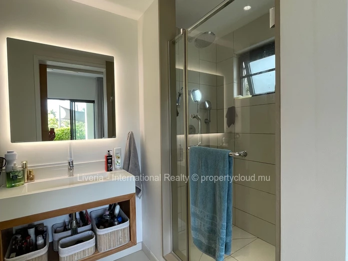 Élégant Appartement au Rez-de-Chaussée de 2 Chambres