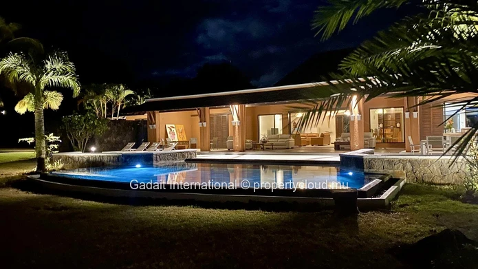 Villa de luxe rénovée à Tamarina – Près d'un hectare de jardin tropical et piscine privée