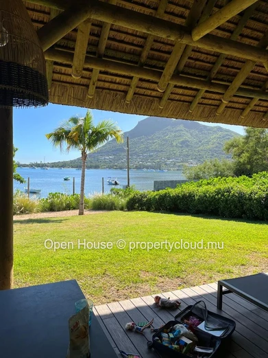 Villa pieds dans l'eau de 280 m² à vendre à Rivière Noire