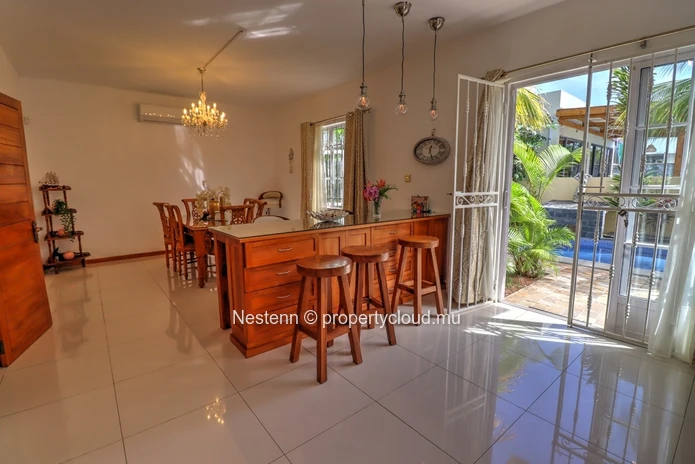 Charmante maison de ville de 3 chambres avec piscine privée et équipements modernes