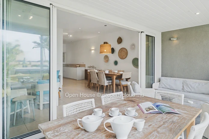 Appartement pieds dans l'eau à vendre à Grand Baie 152m² - Marché local exclusivement.