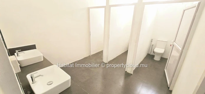 To rent : Unfurnished spacious office of 929 m² in Port Louis