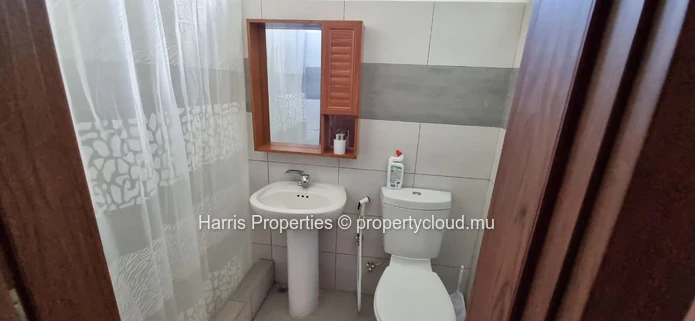 Nouveau duplex moderne à louer dans une résidence sécurisée avec piscine partagée à Pereybère