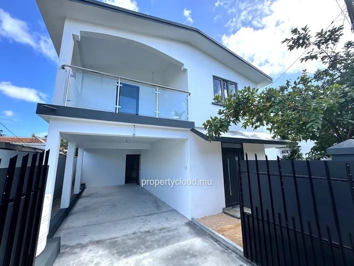 Renovated house for rent in Sodnac, Mauritius – 3 bedrooms + office, ideal location