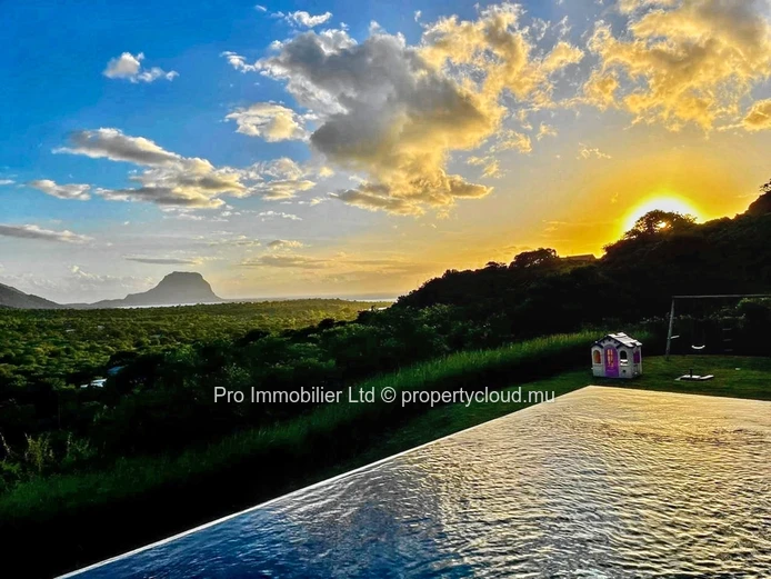 Stunning Fully Furnished Villa in Sought-After Palmyre Black River.