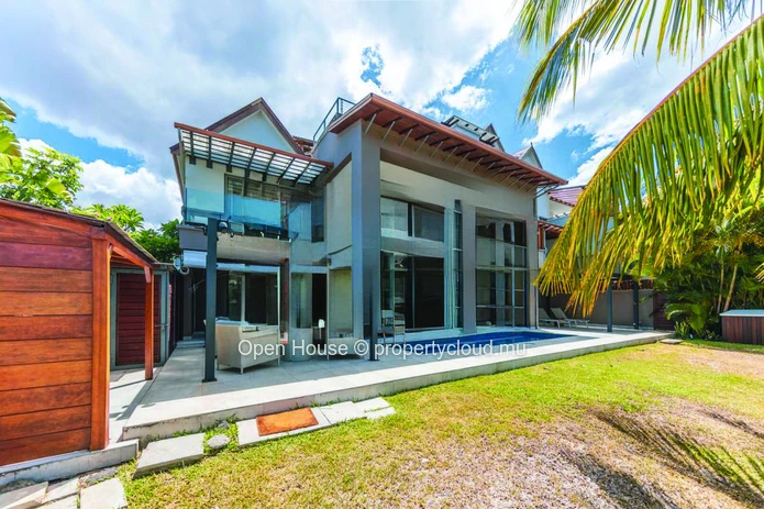 Appartement pieds dans l'eau à louer à Rivière Noire, Tamarin, 4 chambres, piscine privée, meublé.