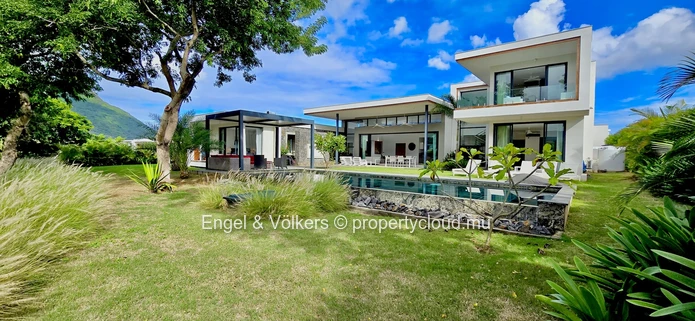 Secluded Island Lifestyle: Spacious Villa with Scenic Mountain Views