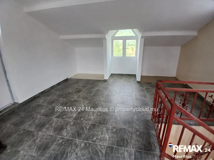 Spacious 5-Bedroom Family Home with Stunning Mountain Views