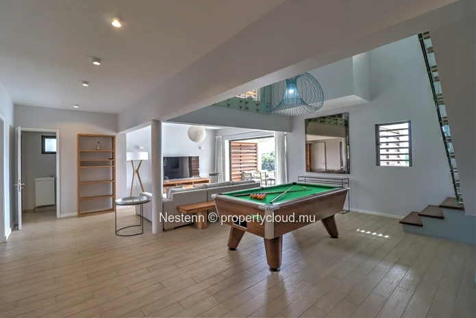 4-bed penthouse with sea view in a sought-after region. 
