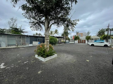 Coastal Charm: Prime Beachside Supermarket with Dual Access