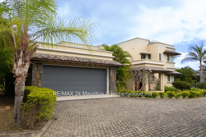 Exclusive 5-Bedroom Villa Bordering Black River National Park