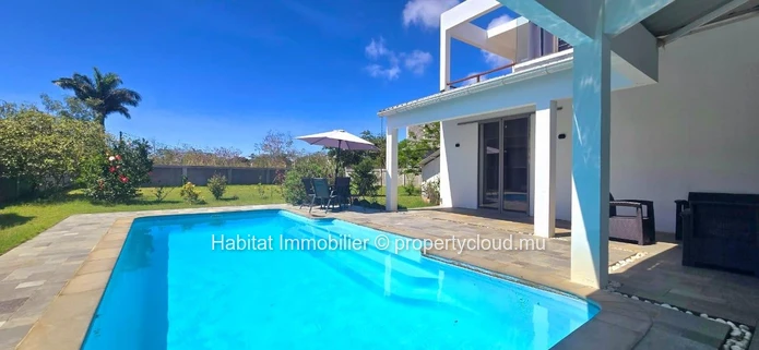 Découvrez cette charmante maison familiale meublée et équipée de 310 m² sur un terrain de 222 toises, idéalement situ...