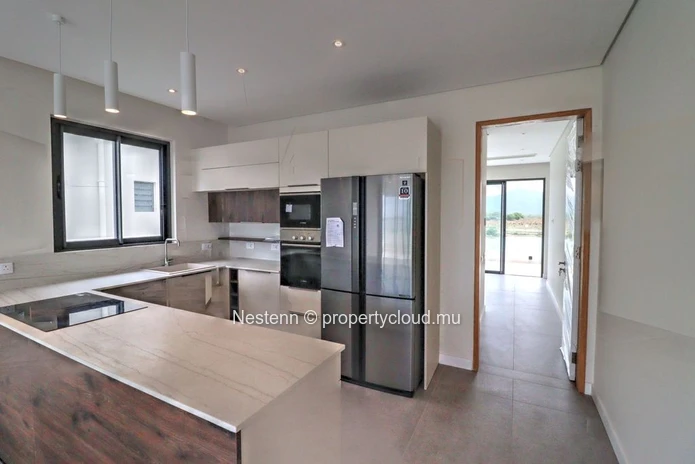 4-bedroom penthouse with sea and mountain views