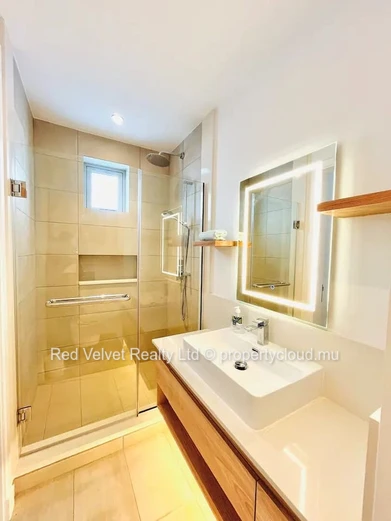 Appartement en bord de mer à louer à Grand Gaube | 3 chambres avec salles de bain attenantes | Terrasse et jardin