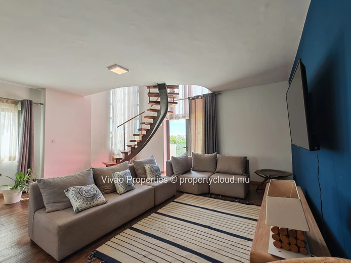 Penthouse à louer à Ebène, 210 m², 2 chambres en suite, vue sur la rivière, grande terrasse, espace bureau, ascenseur...