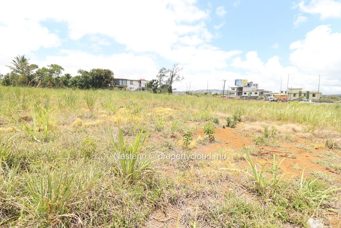Terrain résidentiel/commercial de 1707 m² 