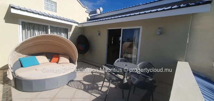 Spacious family Penthouse just minutes from the  sea
