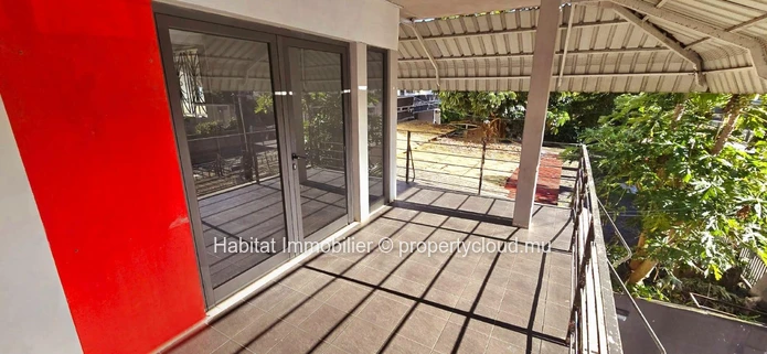 Commercial building of 362 m2 on a plot of 111 toises ideally located on the main road in the heart of Quatre Bornes