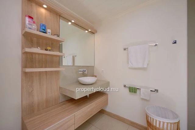 For sale: villa in a prestigious residence accessible to foreigners. Two minutes from the center of Grand Baie.