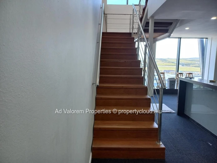 Découvrez cet espace de bureaux professionnels de 398 m² situé au 12? étage d'un immeuble prestigieux à Ébène!