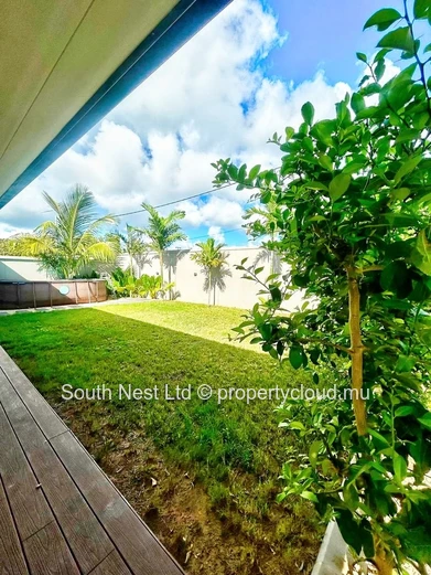Located in the idyllic setting of Cap Malheureux, this sumptuous contemporary villa combines elegance, comfort, and t...