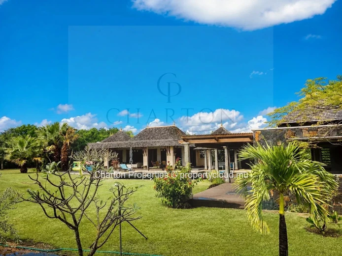 Propriété d’exception de 5 chambres au cœur d’un domaine golfique prestigieux
