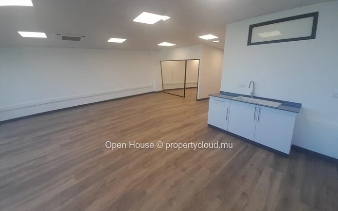 Bureau partiellement équipé à louer à Ebène, 265m²