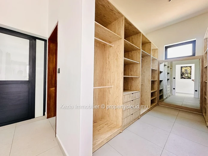 Contemporary Villa With Balinese Charm
