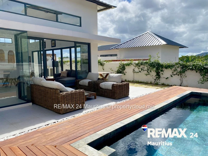 Bright Single-Storey Villa with Pool & Garden in Tamarin
