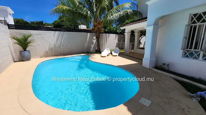 Maison familiale rénovée à louer à Rivière Noire avec piscine