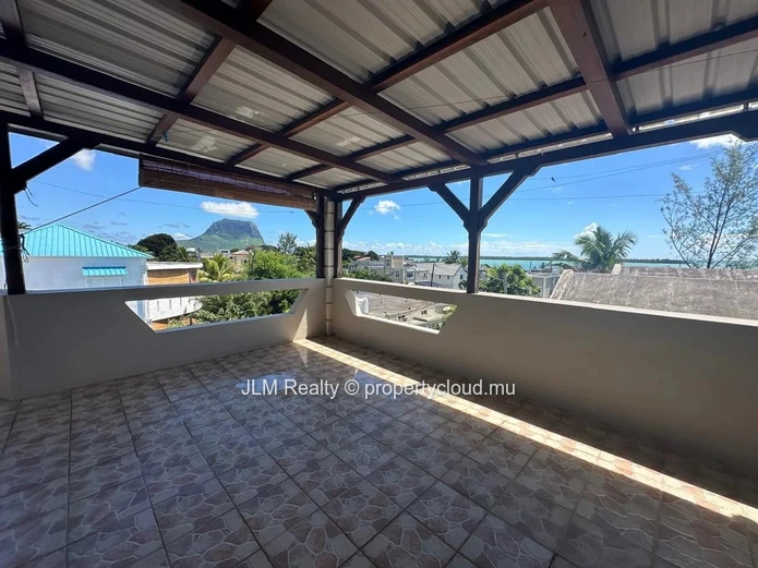 À Vendre – Propriété composée de 2 duplex avec vue mer à La Gaulette, Île Maurice
