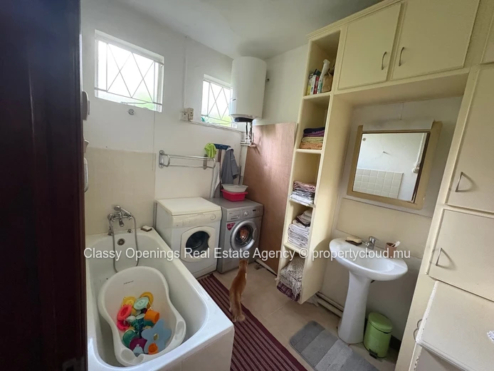 Charming 4-Bed Villa in Curepipe with Veranda & Garden